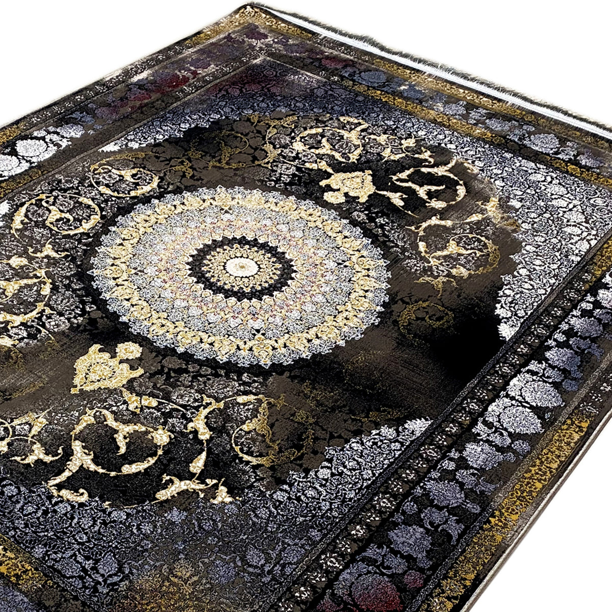 Grande plano de um tapete de 170x240 cm: medalhão redondo com ornamentos espiralados dourados, fundo escuro