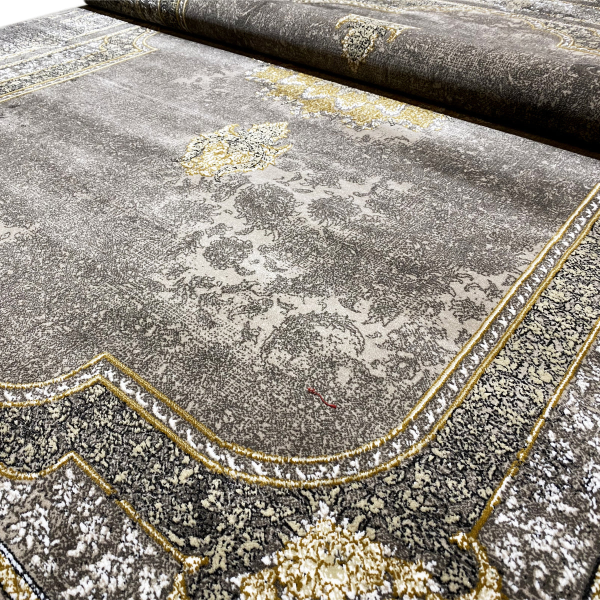 Tapete 170x240 cm, vista aproximada: bordadura ondulada dourada sobre um design vintage cinzento