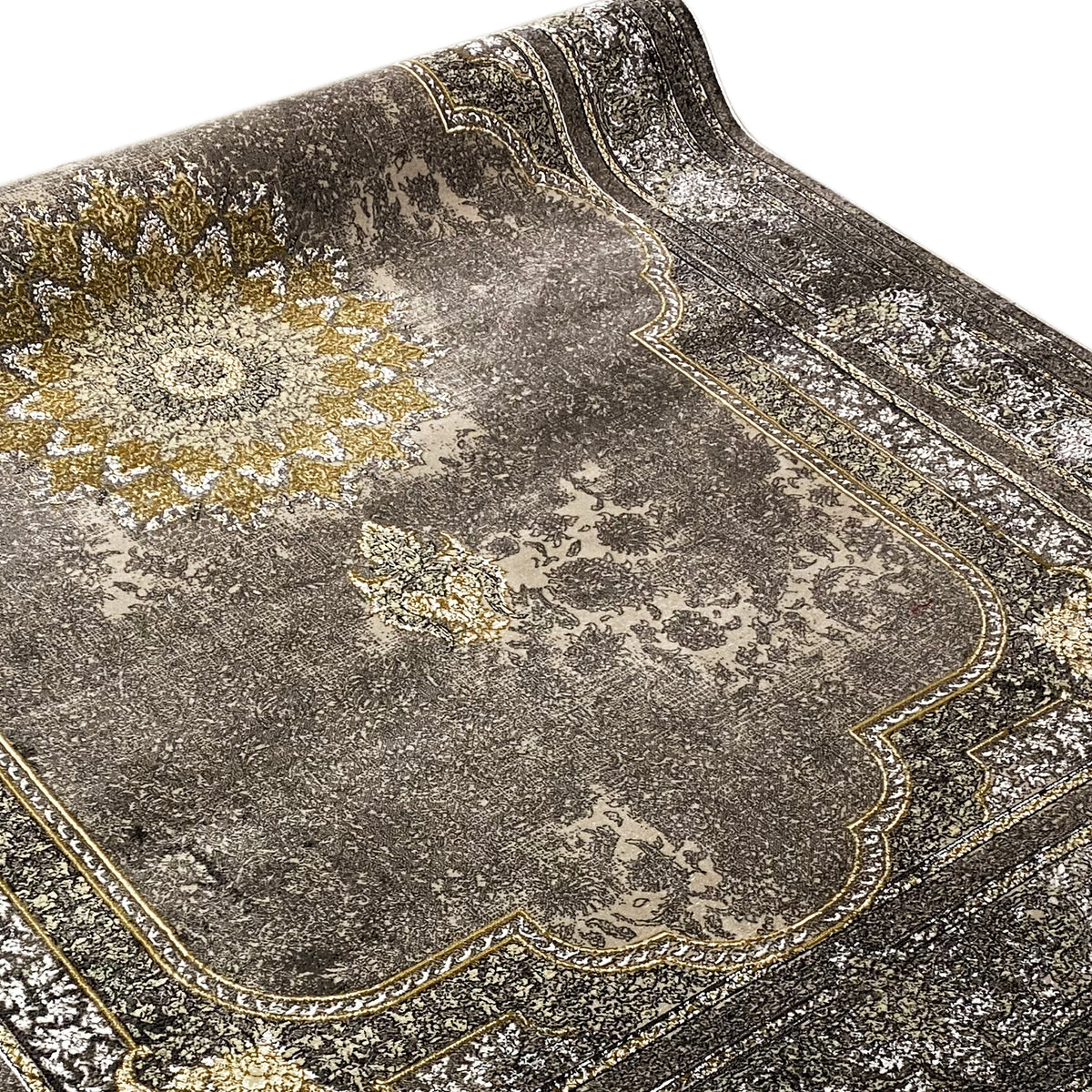 Tapete 170x240 cm com textura cinzento-prateada, linhas douradas e grandes ornamentos