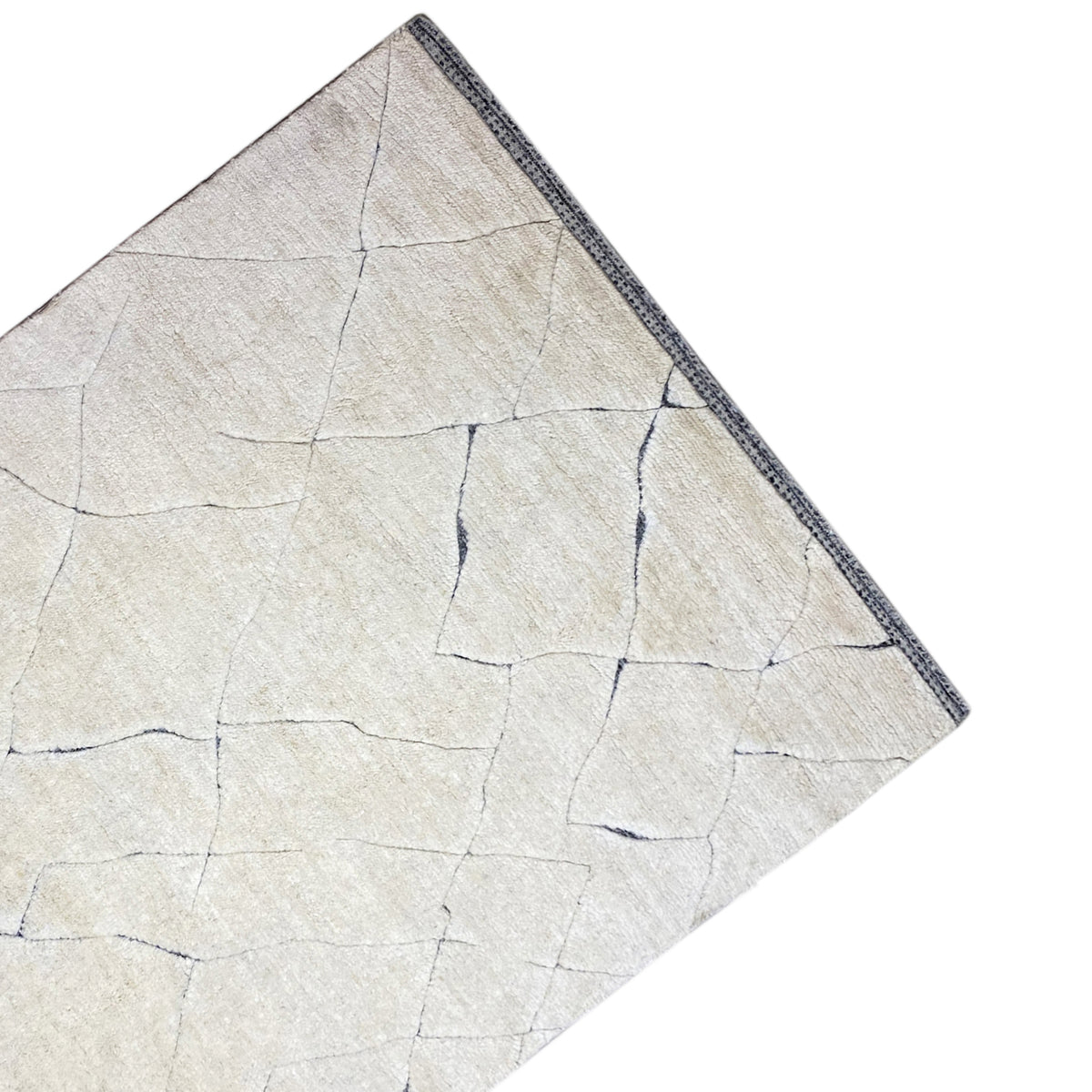 Tapete raso em creme claro com linhas azuis finas e rebordo decorativo