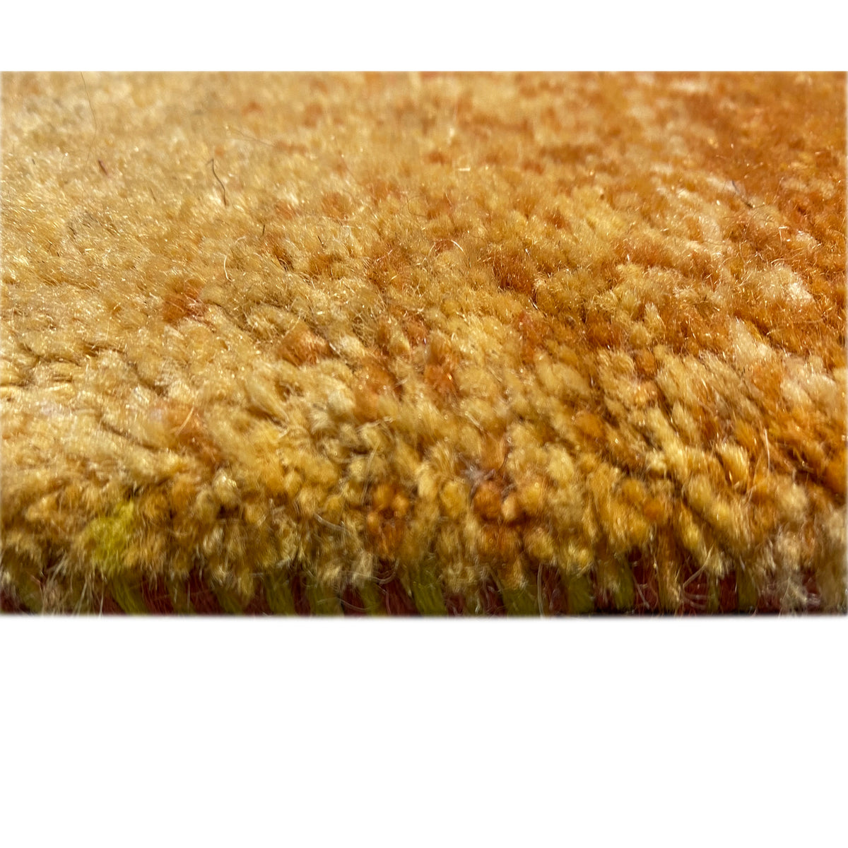 Detalhe da fibra do tapete: pelo denso em ocre quente com textura visível
