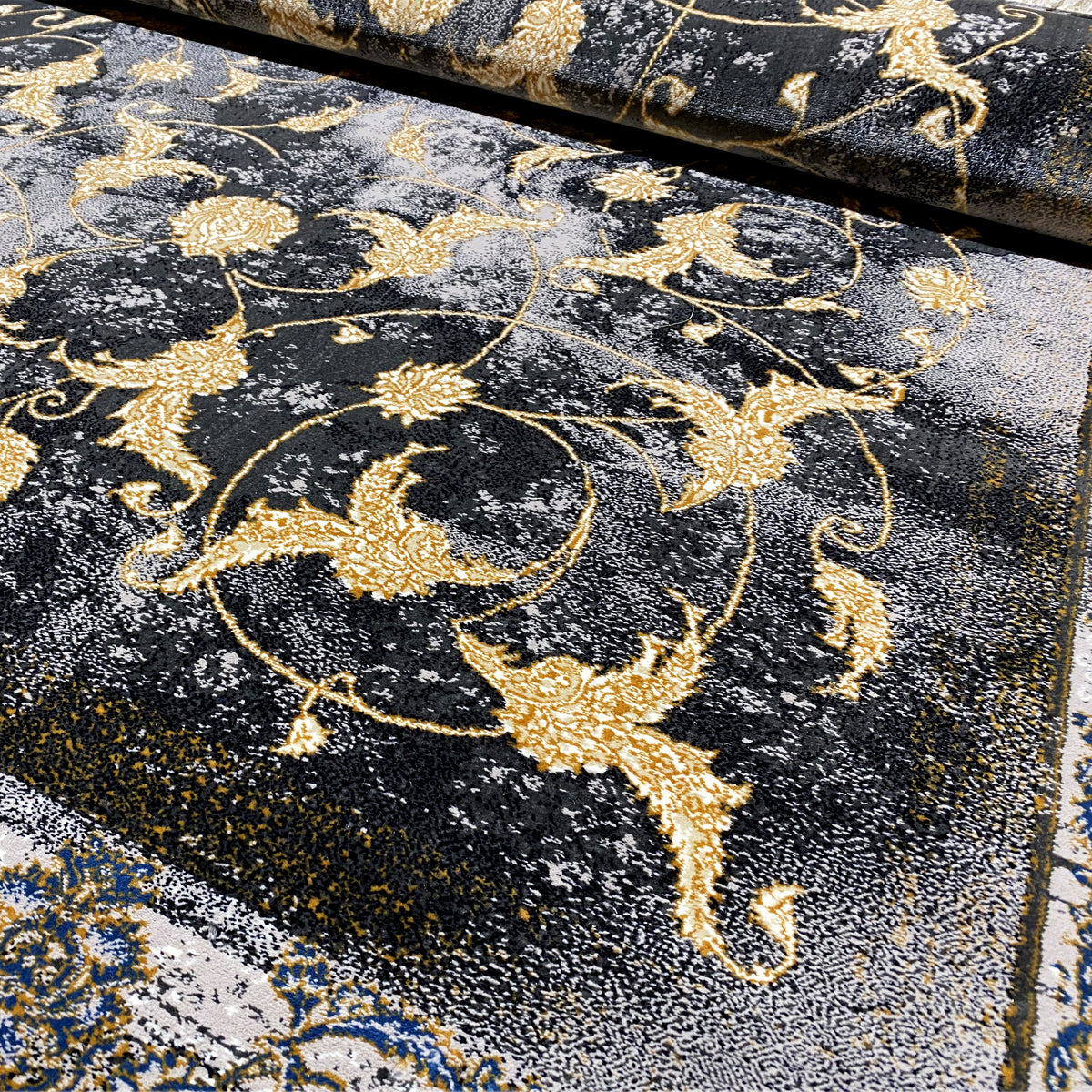 Tapete 160x230 cm com fundo escuro e ornamentos dourados, com um aspeto envelhecido
