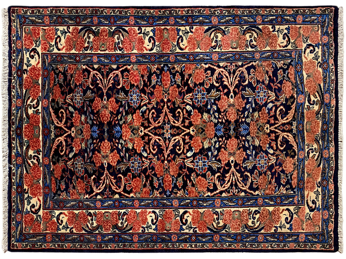 Tapete com ornamento azul-vermelho denso na zona central e cercadura larga, 142×102 cm