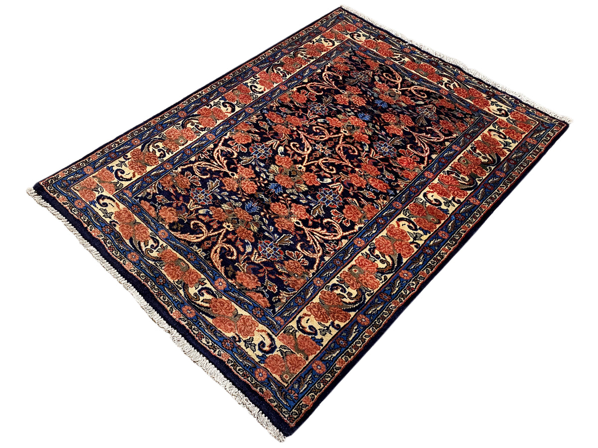 Tapete inclinado: padrão ornamental azul-escuro e vermelho com cercadura, 142×102 cm