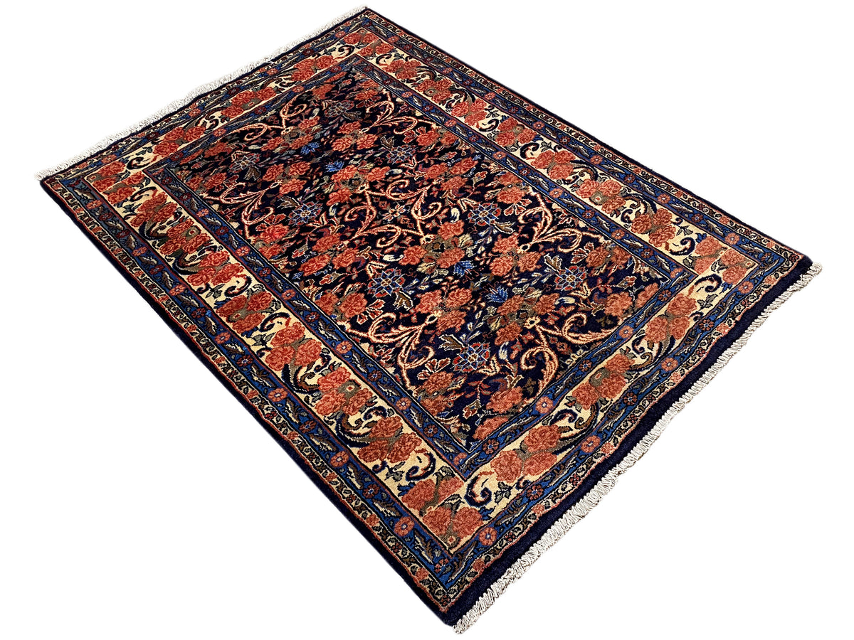 Tapete inclinado com ornamentos azul-vermelhos e cercadura, franjas finas, 142×102 cm