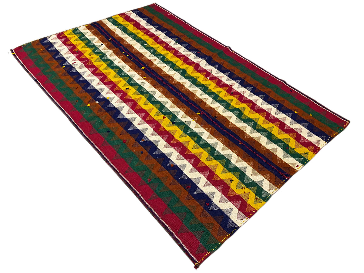 Tapete Jajim num ângulo oblíquo, com riscas ziguezague multicolores e franjas