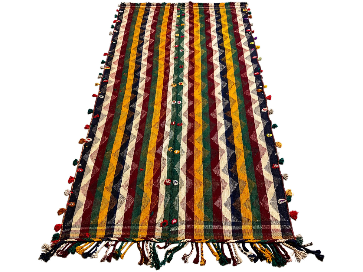 Tapete Jajim colorido com ziguezagues e riscas multicolores, detalhes verdes e franjas