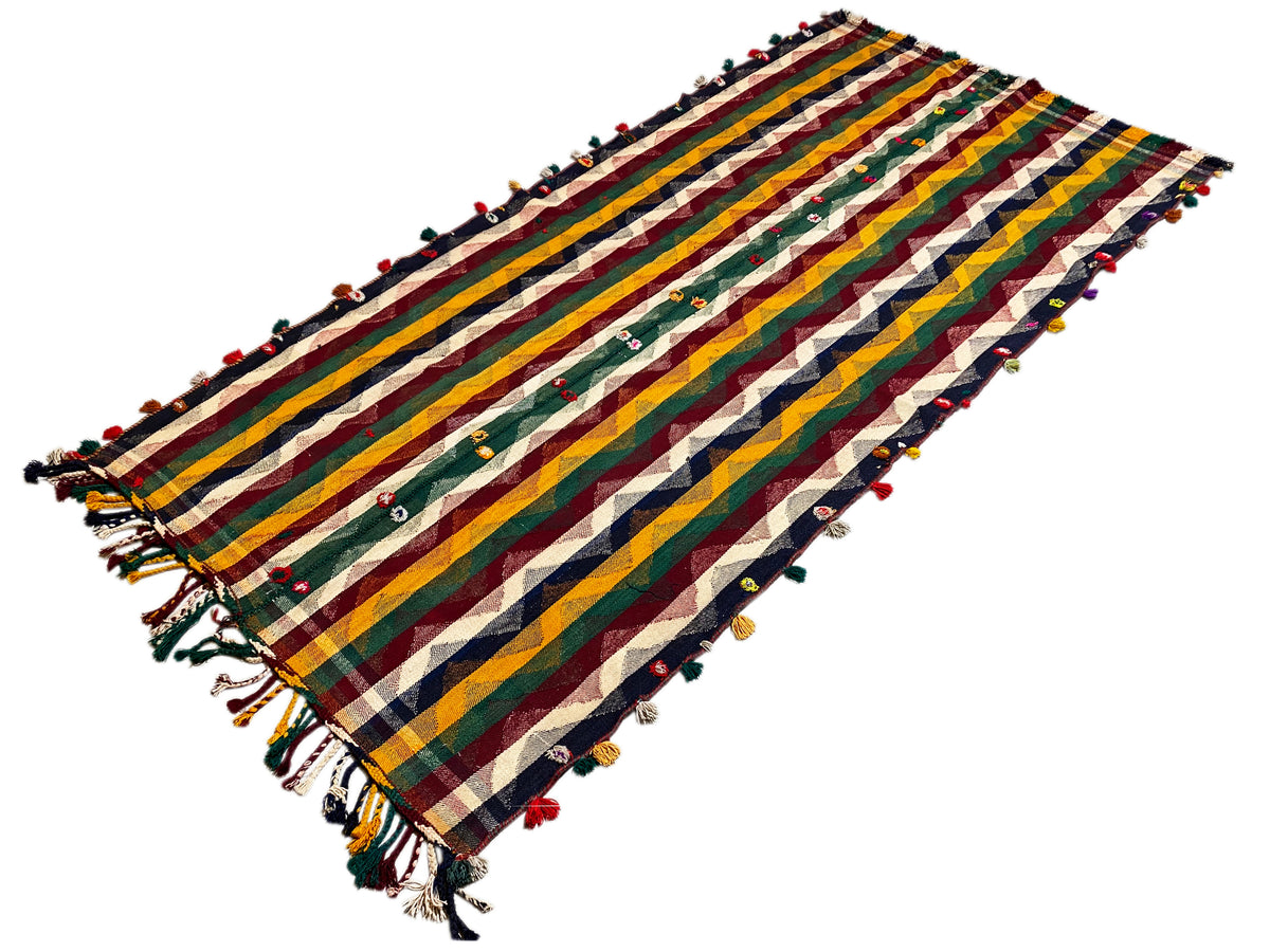 Tapete Jajim com riscas coloridas, franjas e pequenas borlas coloridas