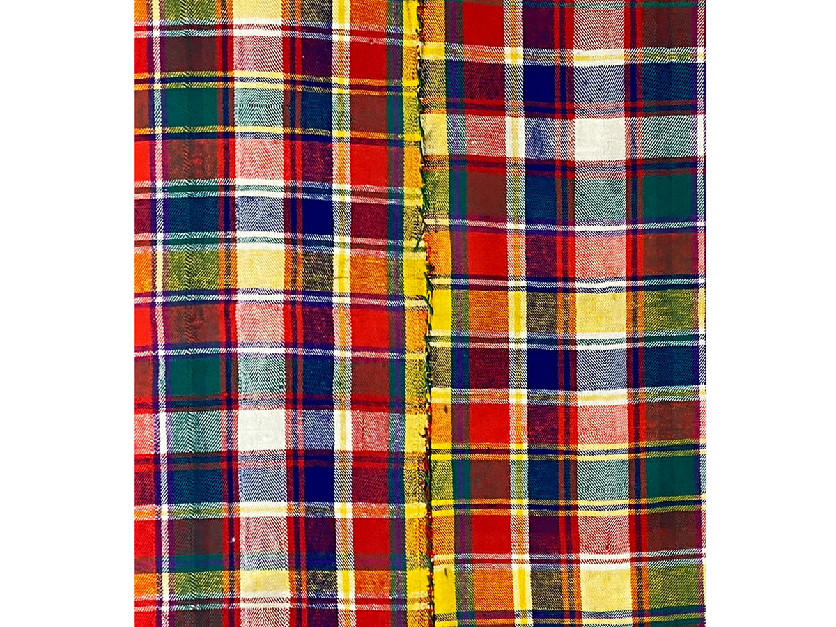 Detalhe da borda do tapete Jajim com franjas e padrão axadrezado multicolorido