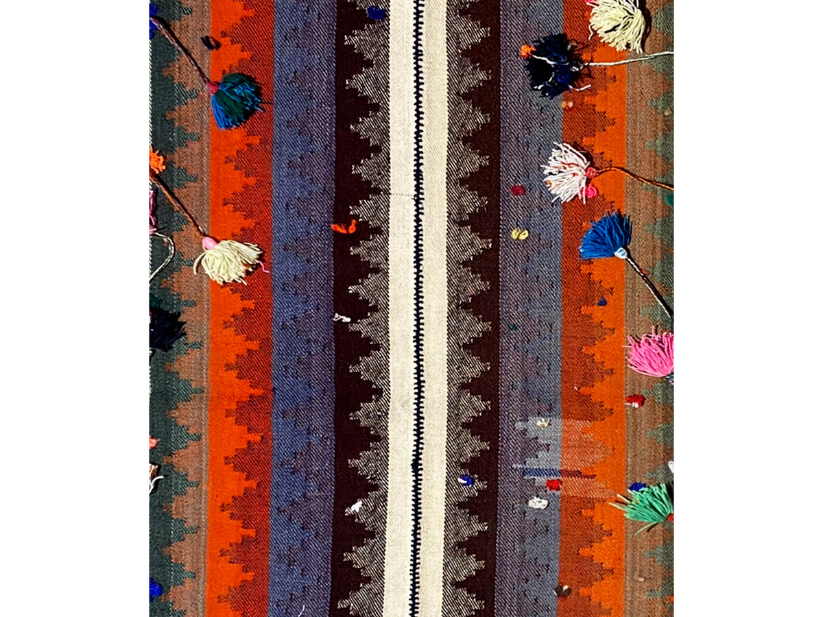 Grande plano: tapete com riscas verticais e ornamentos florais coloridos