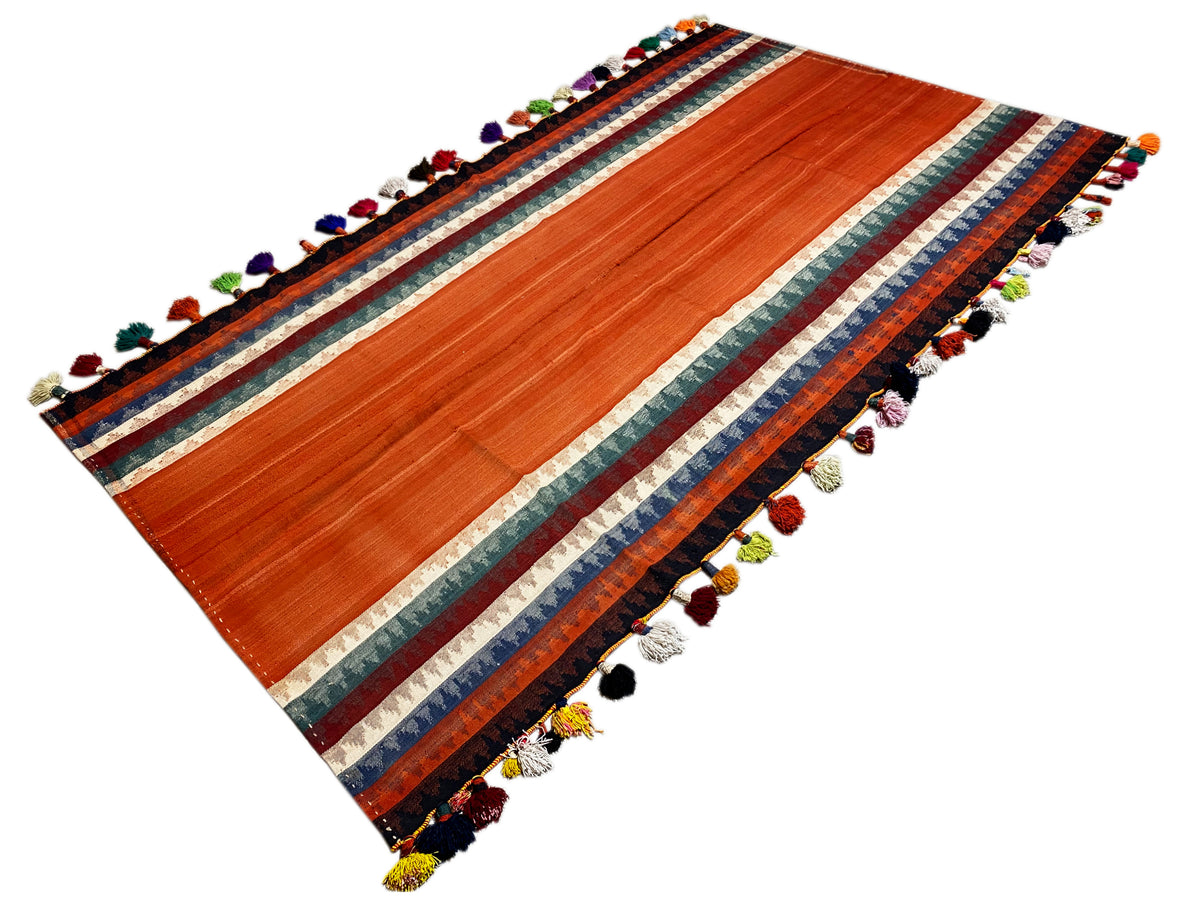 Tapete Jajim diagonal: riscas cor de terracota, borda multicolorida e franjas em todos os cantos