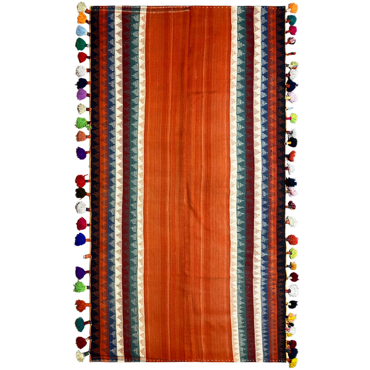 Tapete Jajim em terracota com bordas multicoloridas e borlas coloridas nas extremidades