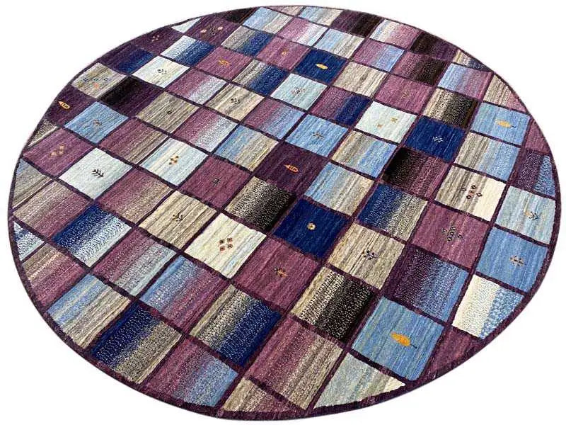 Superfície de tapete Gabbeh oval com patchwork axadrezado em tons de azul, lilás e bege