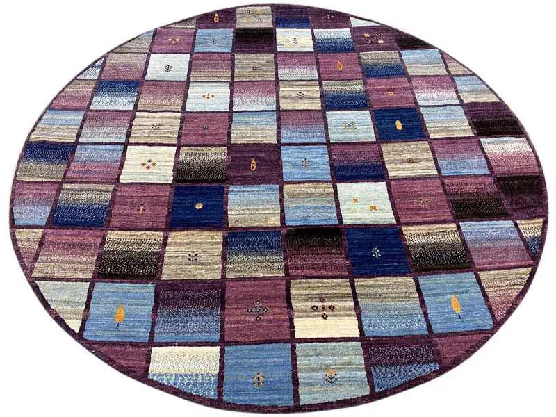 Área de tapete Gabbeh oval com quadrados patchwork coloridos, predominantemente azul e bordô