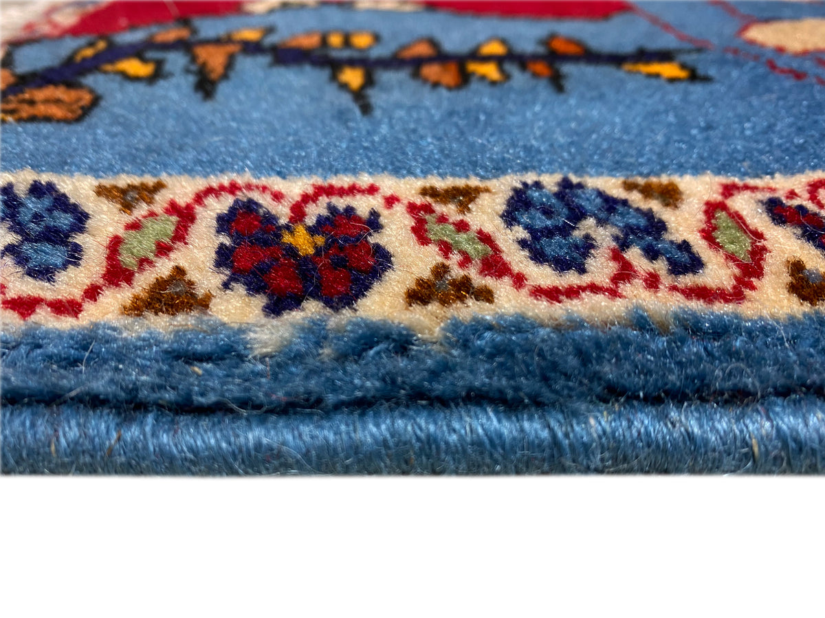 Tapete Poshti 65x63 cm em grande plano na extremidade: bordadura e franjas brancas