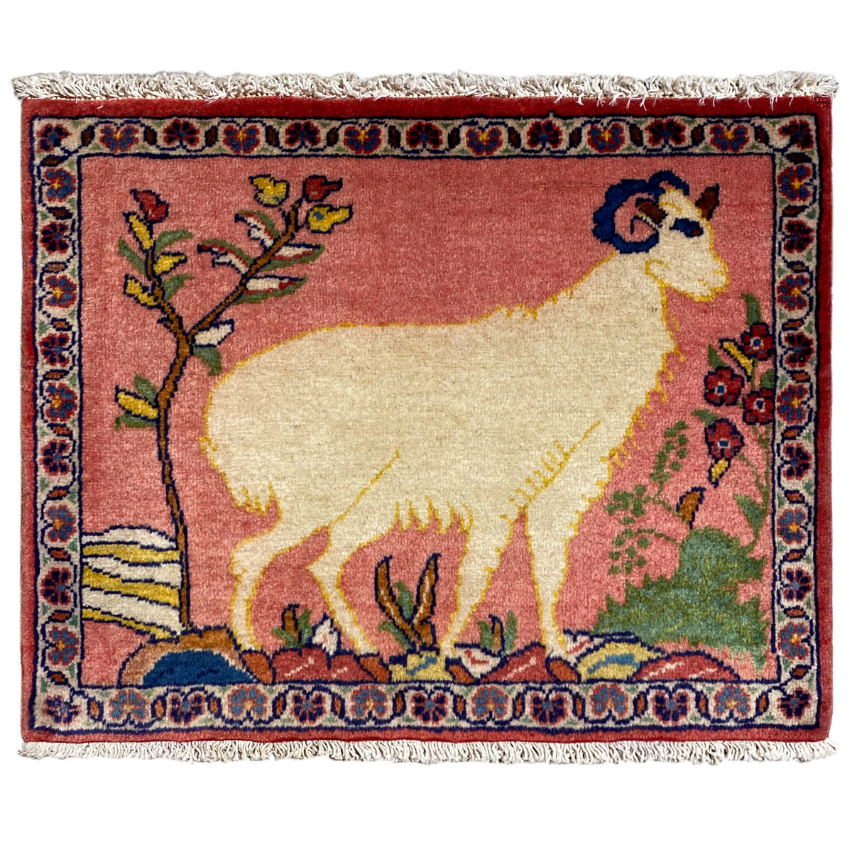 Tapete com motivo animal num padrão oriental, vermelho e bege, emoldurado por motivos florais, com franjas
