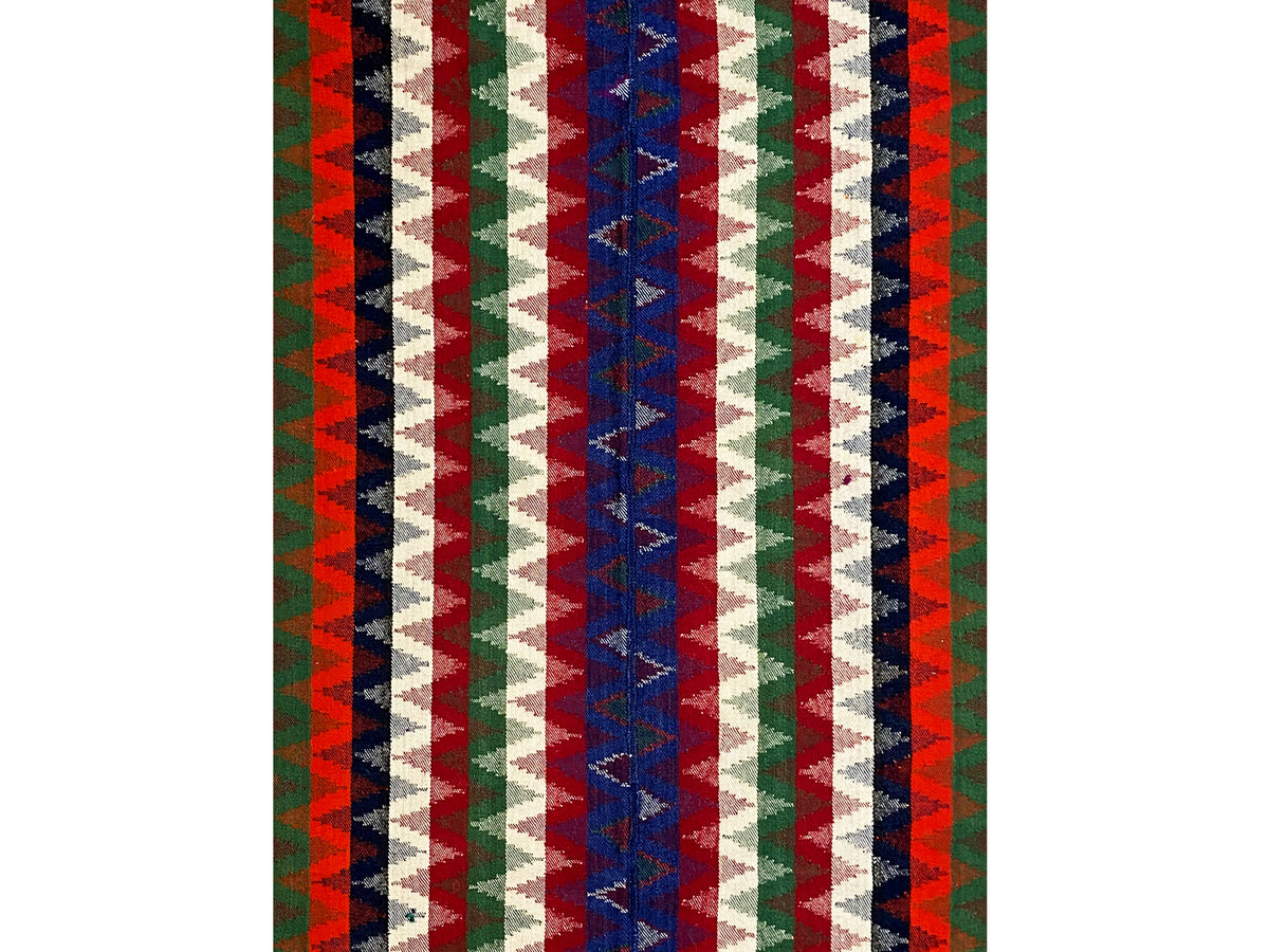 Tapete às riscas: faixas de padrão verticais em verde, vermelho, azul e branco