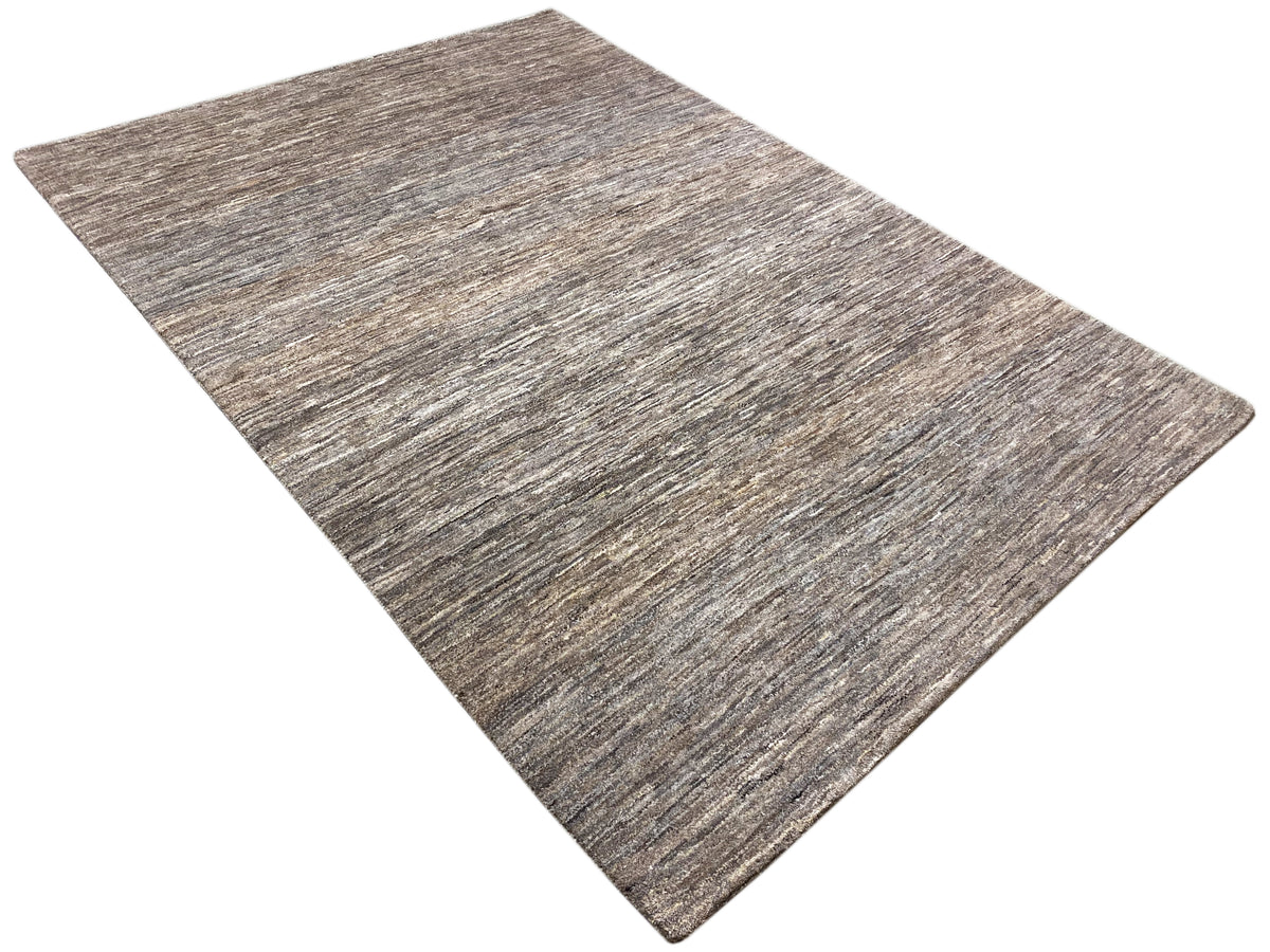 Tapete 243x168 em cinzento-acastanhado com padrão de linhas diagonais mescladas.