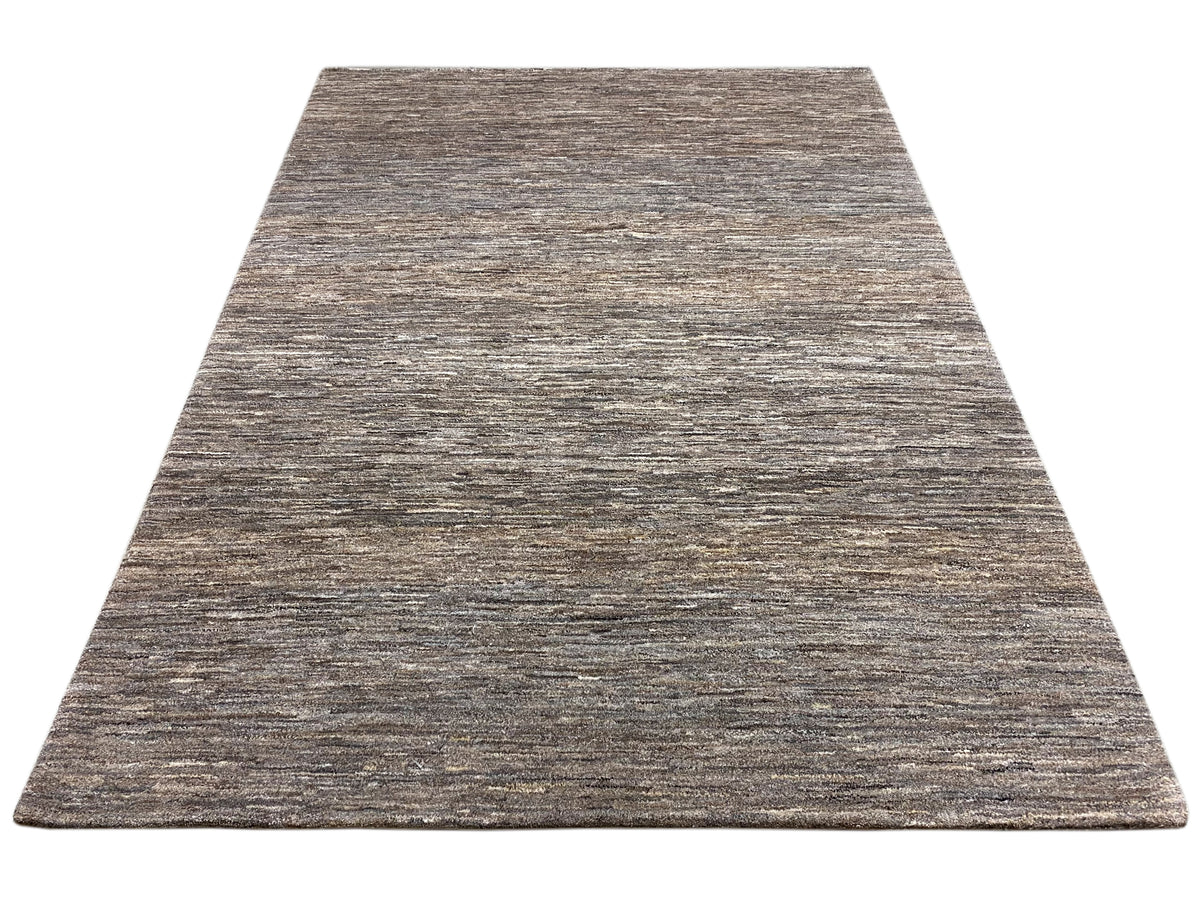 Tapete 243x168 com padrão cinzento-castanho uniforme e textura fina e regular.