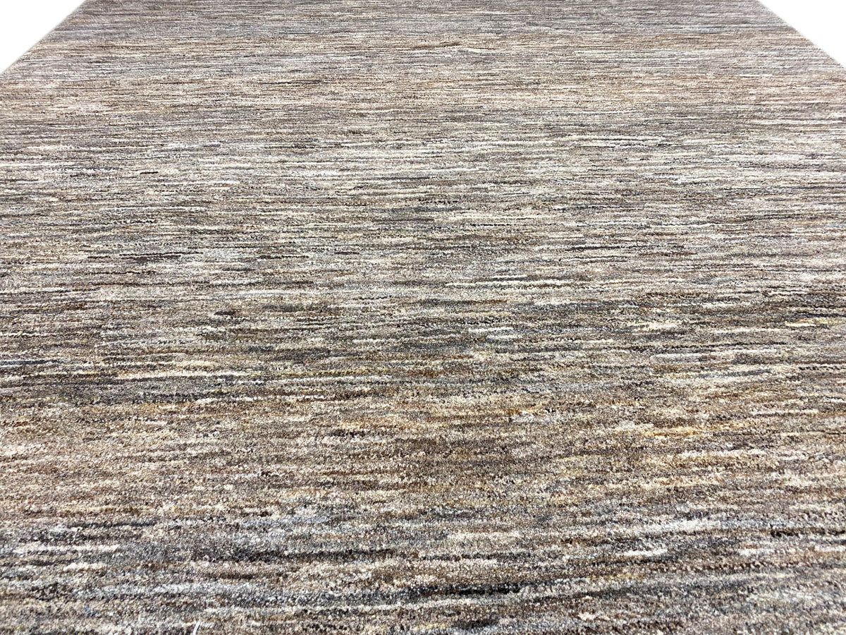 Grande plano: tapete 243x168 com padrão de linhas em cinzento-castanho mesclado e textura de pelo fina.