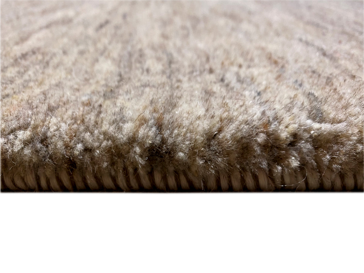 Grande plano do pelo: tapete Gabbeh com textura densa em tons castanhos e bege