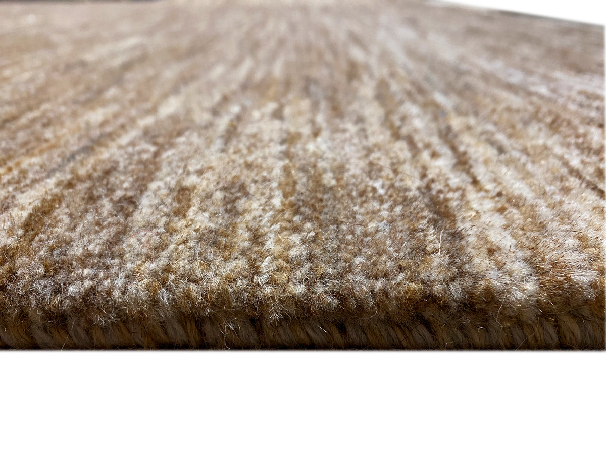 Detalhe do tapete Gabbeh: pelo castanho-bege, textura compacta de pelo curto na borda