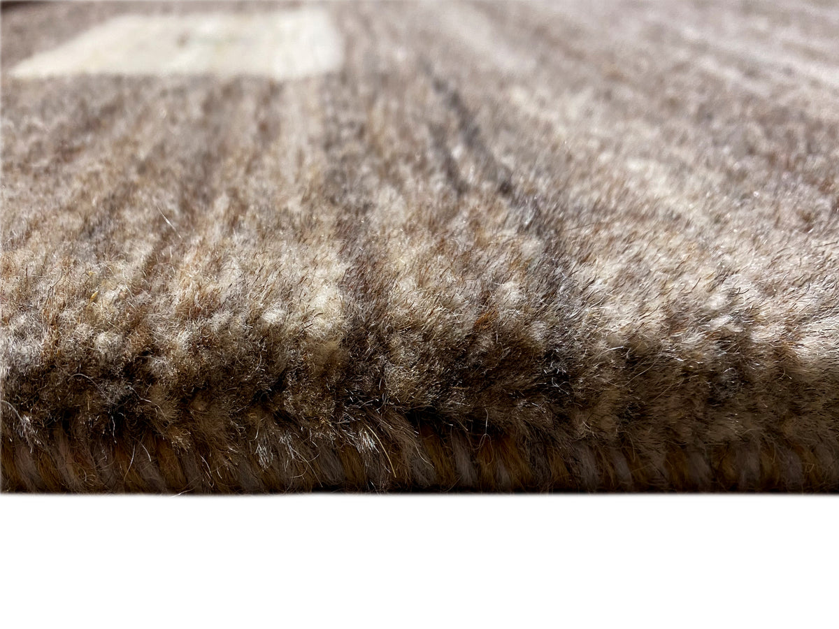 Superfície de pelo curto de um tapete Gabbeh em cinzento-bege, pelo rico em detalhes