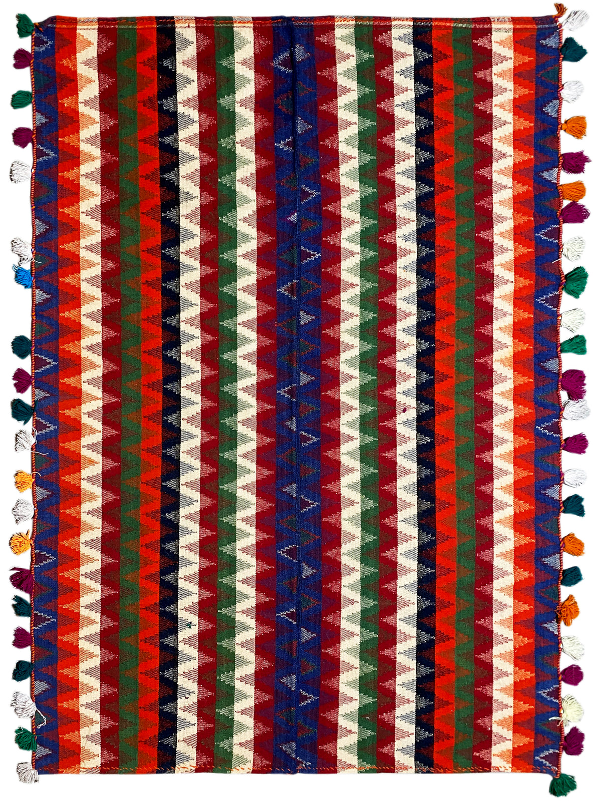 Tapete retangular com riscas multicolores e franjas coloridas em todas as extremidades