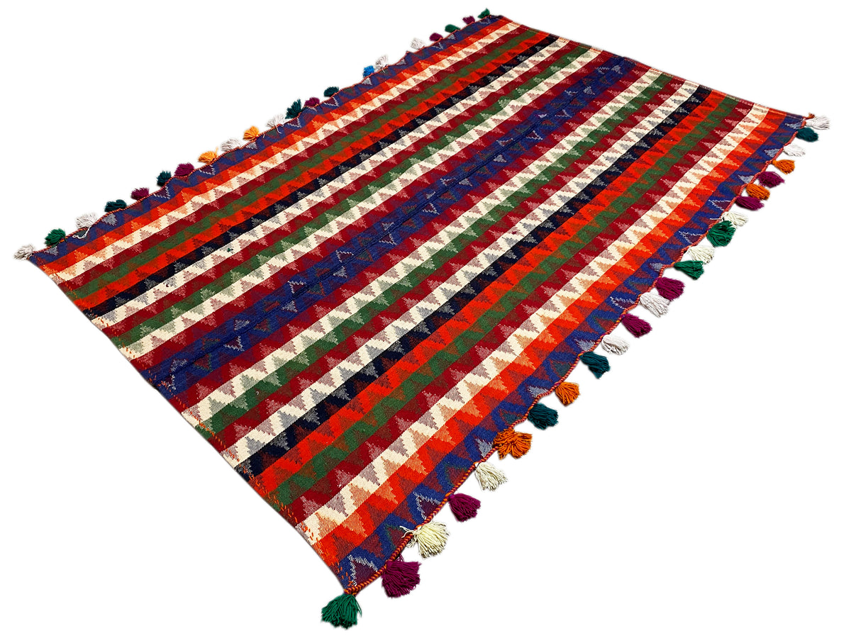 Tapete de riscas multicolorido com franjas, retangular, vista diagonal das bordas