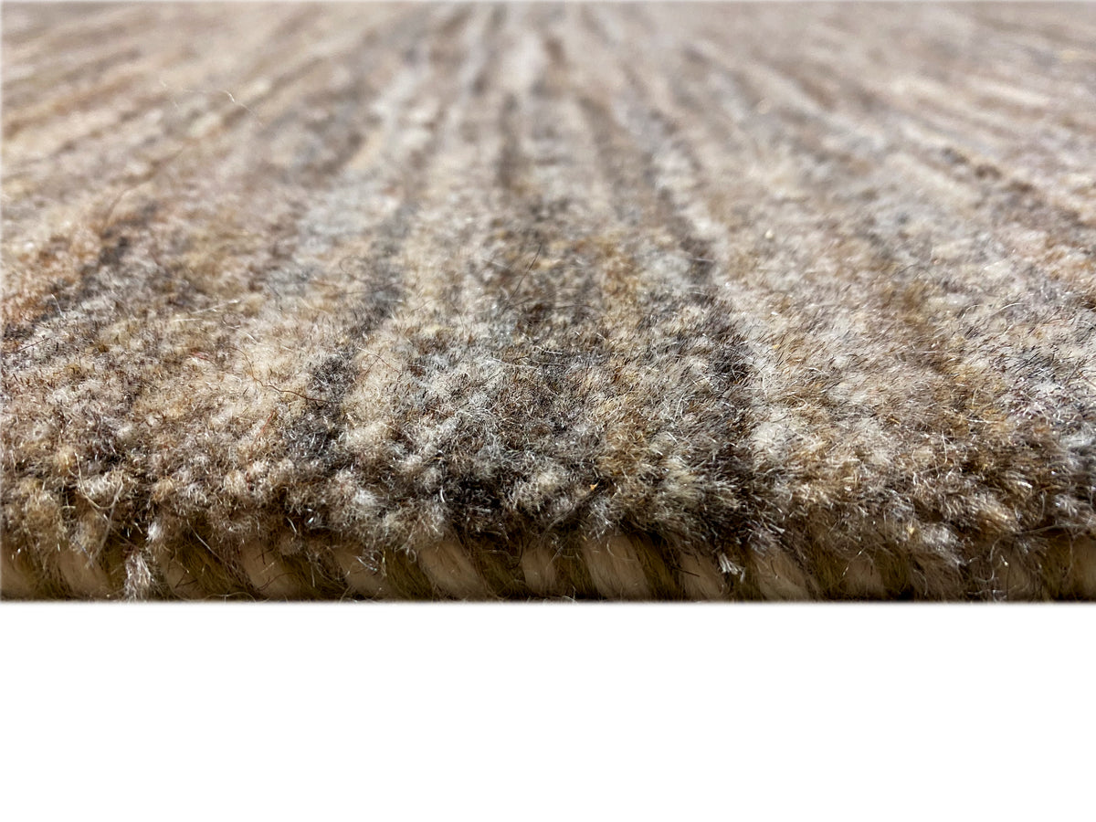 Tapete 243x168: superfície de pelo detalhada em cinzento-castanho com efeito texturizado.