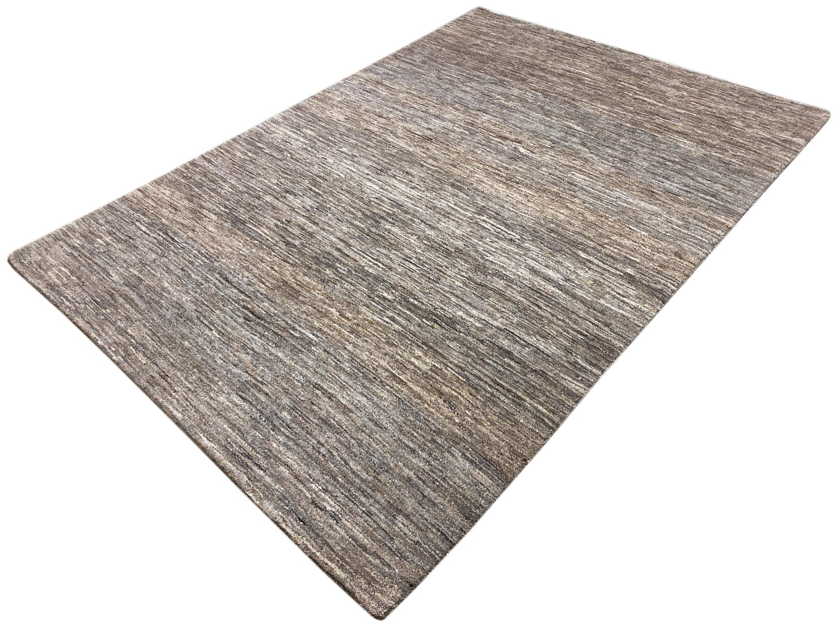 Tapete 243x168 com padrão mesclado cinzento-castanho e estrutura tecida claramente visível.