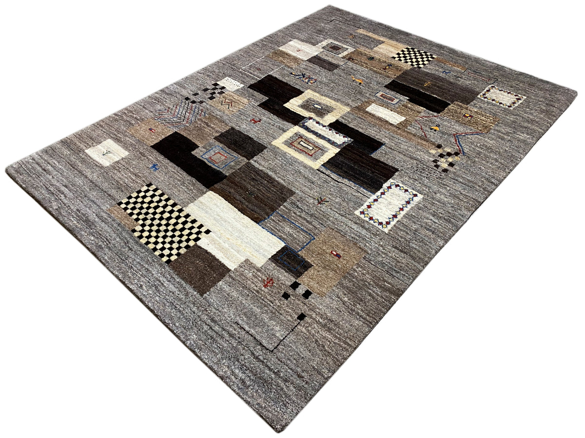 Tapete Gabbeh 235x171 cm, apresentado na diagonal: motivos de patchwork em cinzento e castanho-escuro