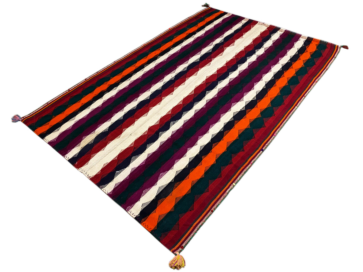 Tapete Jajim colorido com padrão de riscas diagonais em lilás, laranja, azul-escuro e creme