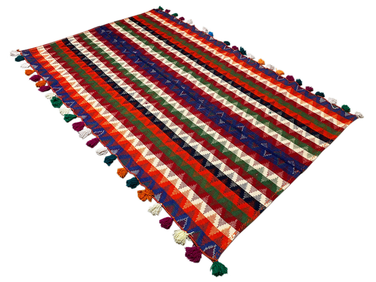 Tapete retangular com riscas largas em vermelho, azul e verde, franjas em todos os cantos