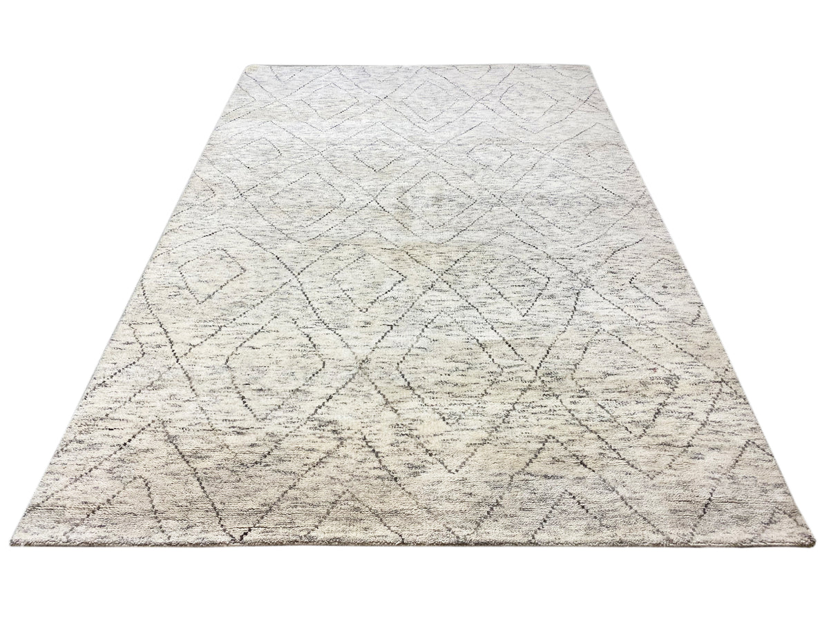 Tapete berbere, recorte triangular, bege-claro com linhas de losangos cinzento-escuros, raso