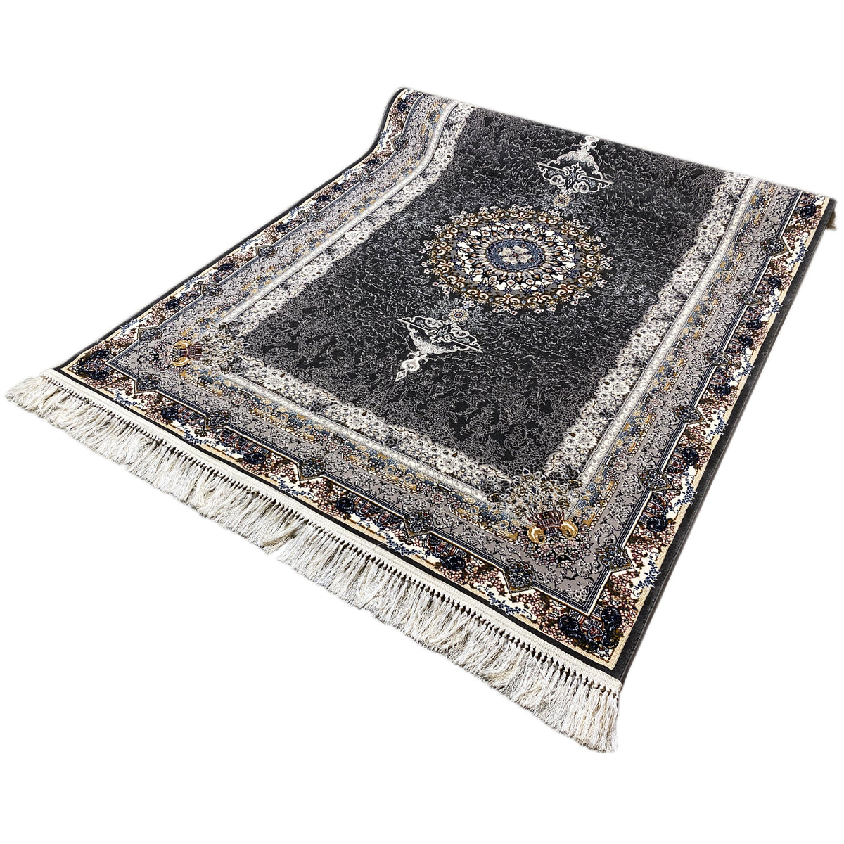 Tapete oriental preto com bordaduras estreitas, ornamento circular dourado e franjas longas
