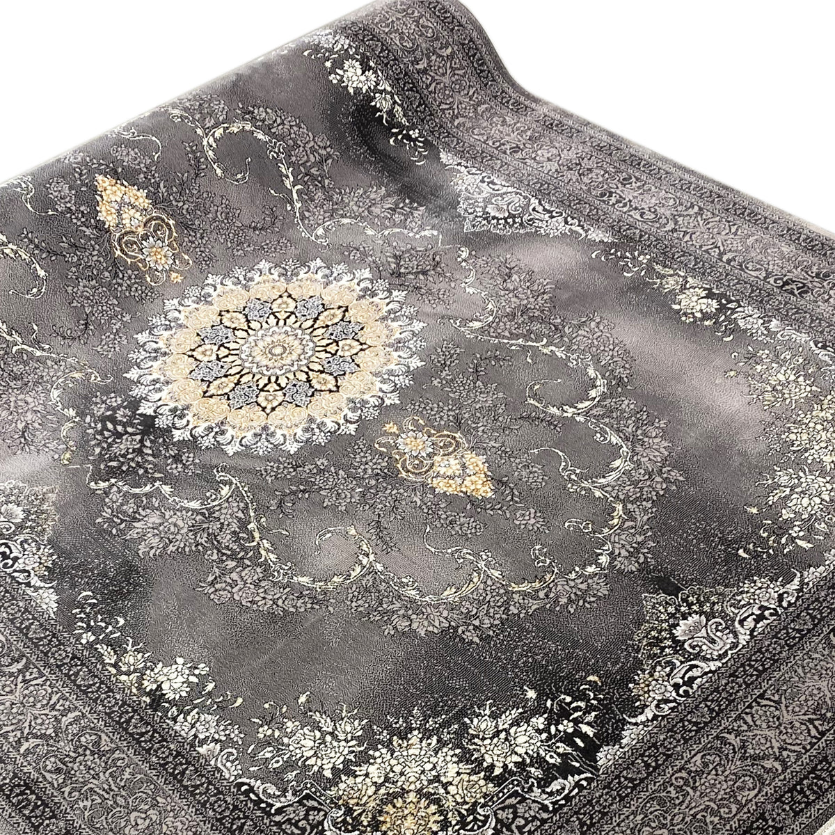 Tapete Kashan com padrão de medalhão em cinzento, detalhes dourados e brancos, e bordadura decorativa