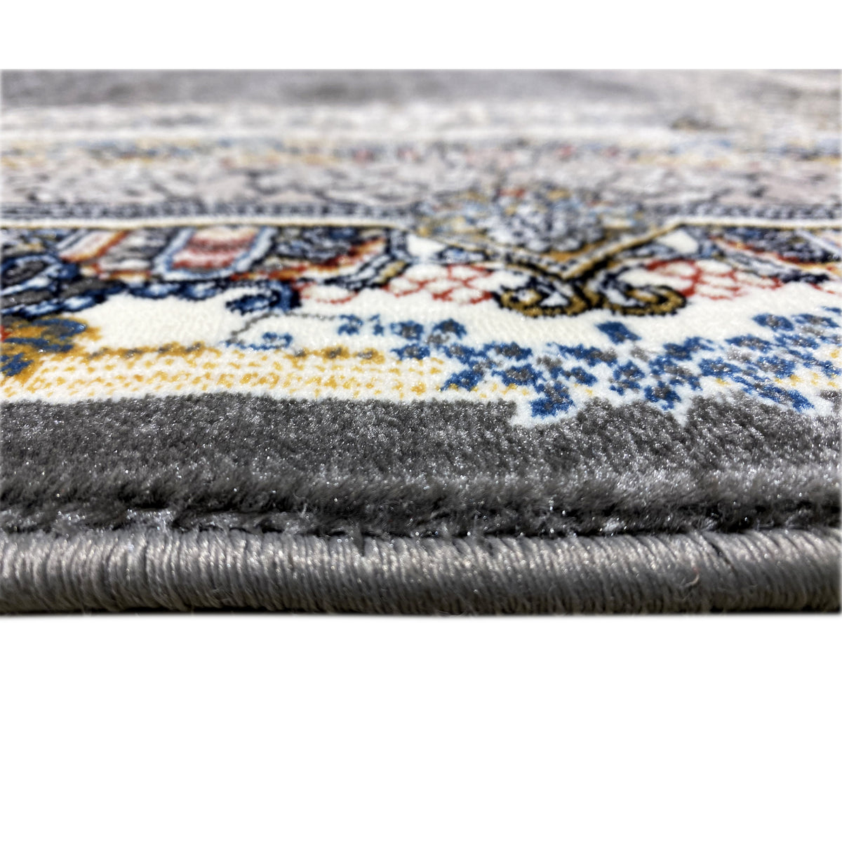 Tapete oriental com borda ornamentada; pelo escuro e franjas visíveis