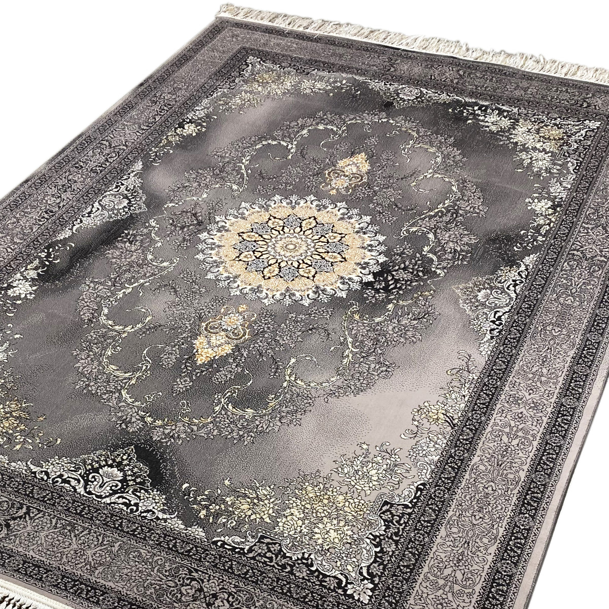 Tapete Kashan estendido com medalhão, fundo cinzento, detalhes dourados e borda ornamental