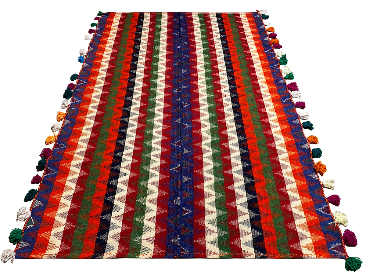 Tapete às riscas multicolorido, retangular, com borlas coloridas nas laterais