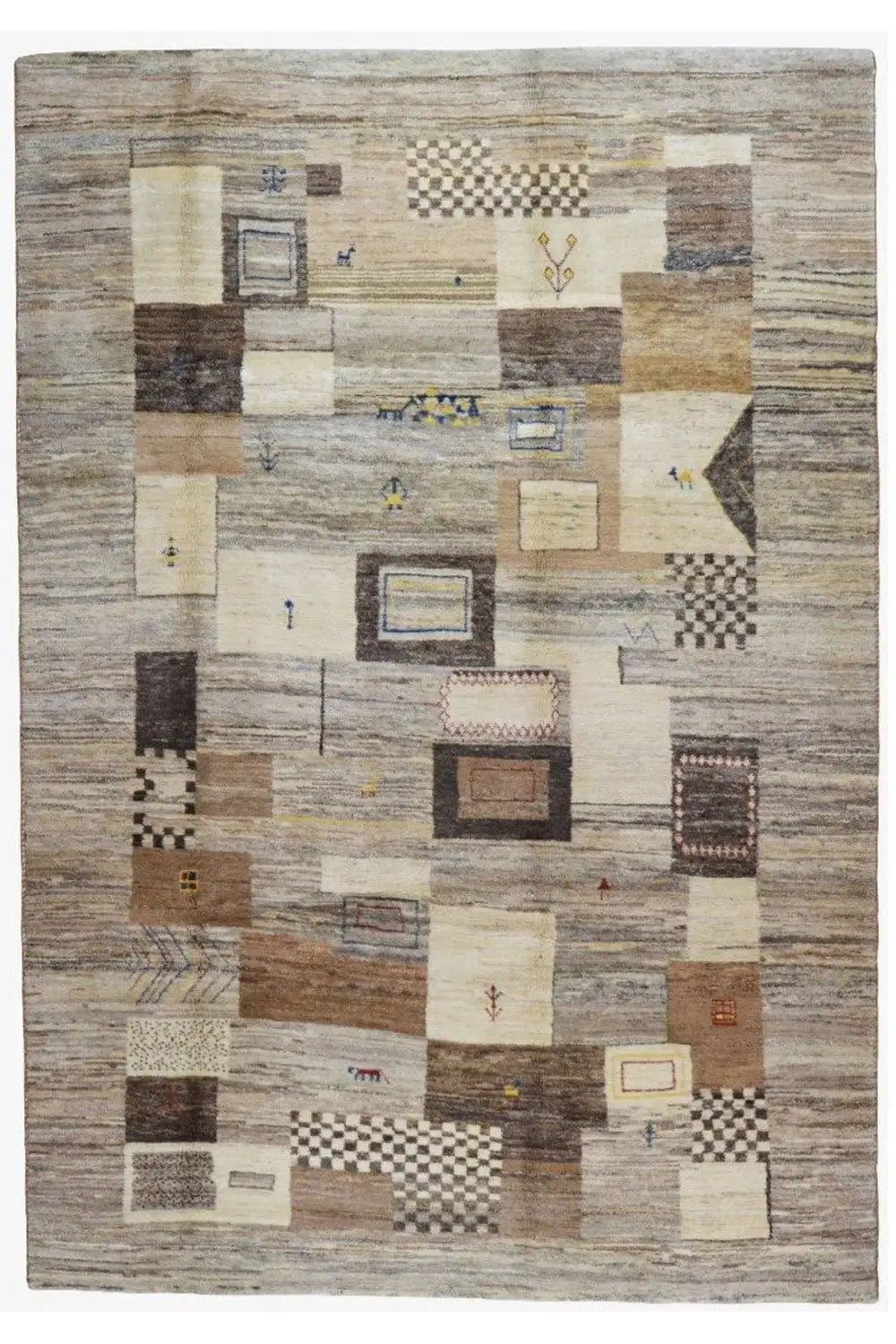 Vista frontal de tapete Gabbeh com quadrados de patchwork em bege, cinzento e castanho