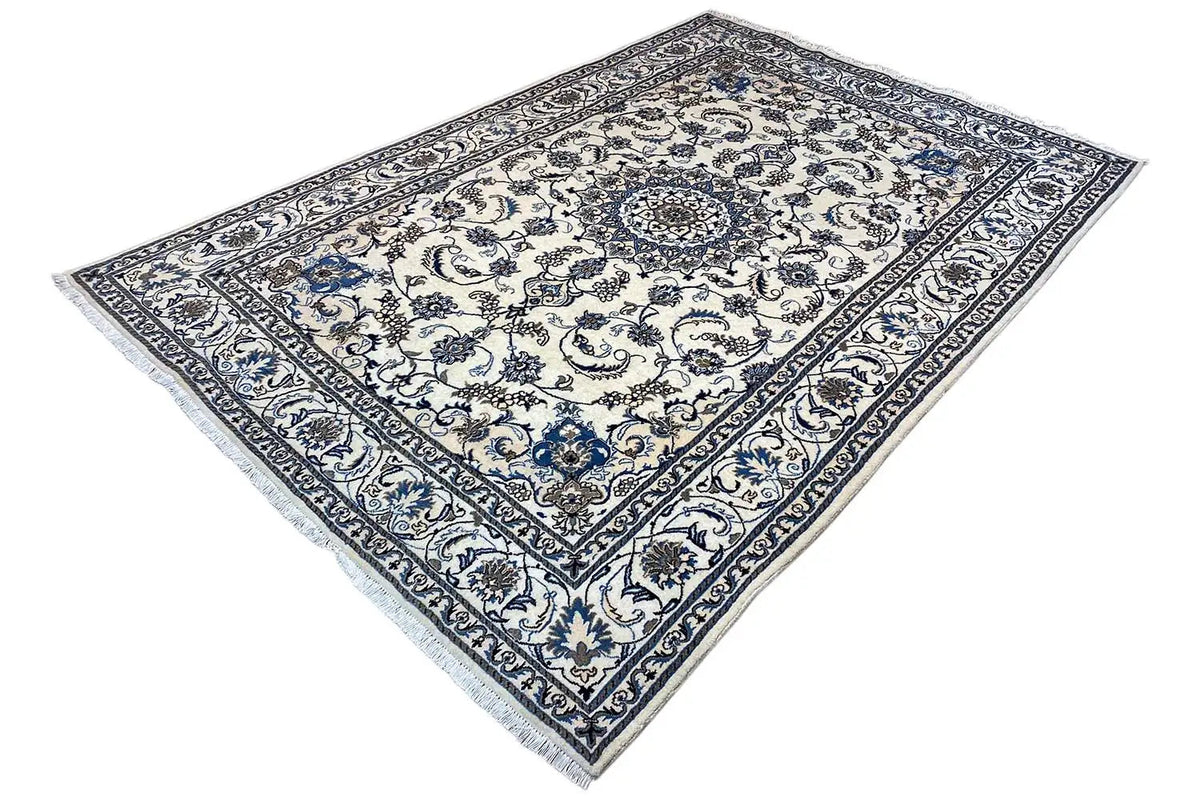 Tapete com design Nain, motivos florais azuis e brancos, franjas na extremidade