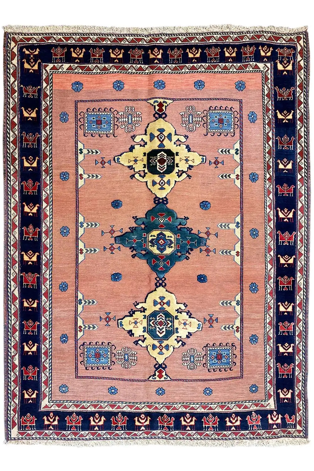 Tapete oriental com medalhão simétrico em rosa, azul, amarelo e zonas azul-escuras