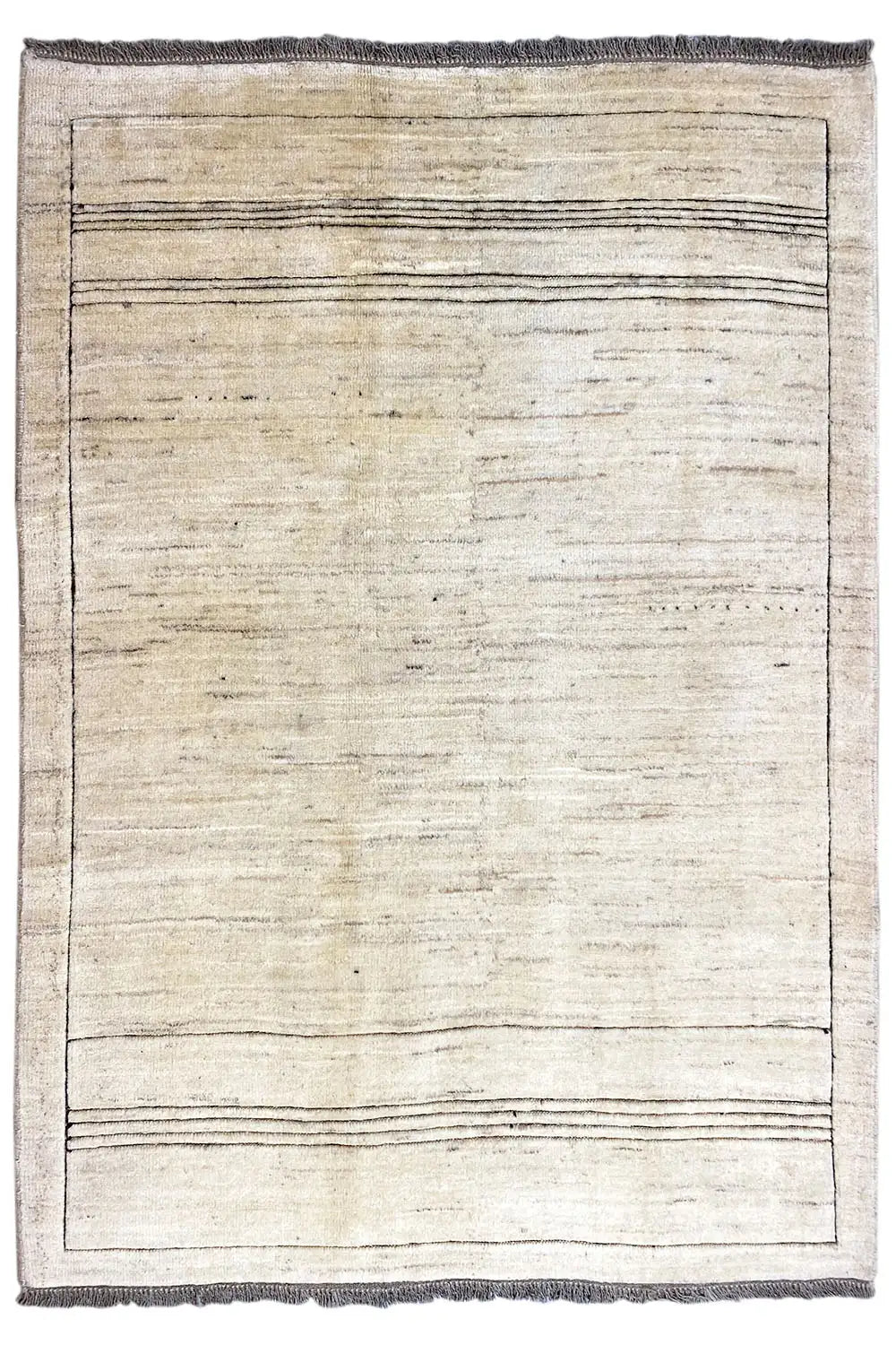 Tapete Gabbeh 178×132 cm em tom bege, com linhas simples e franjas na extremidade