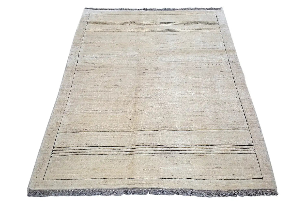 Tapete Gabbeh 178×132 cm em tom bege com linhas direitas e uma borda larga