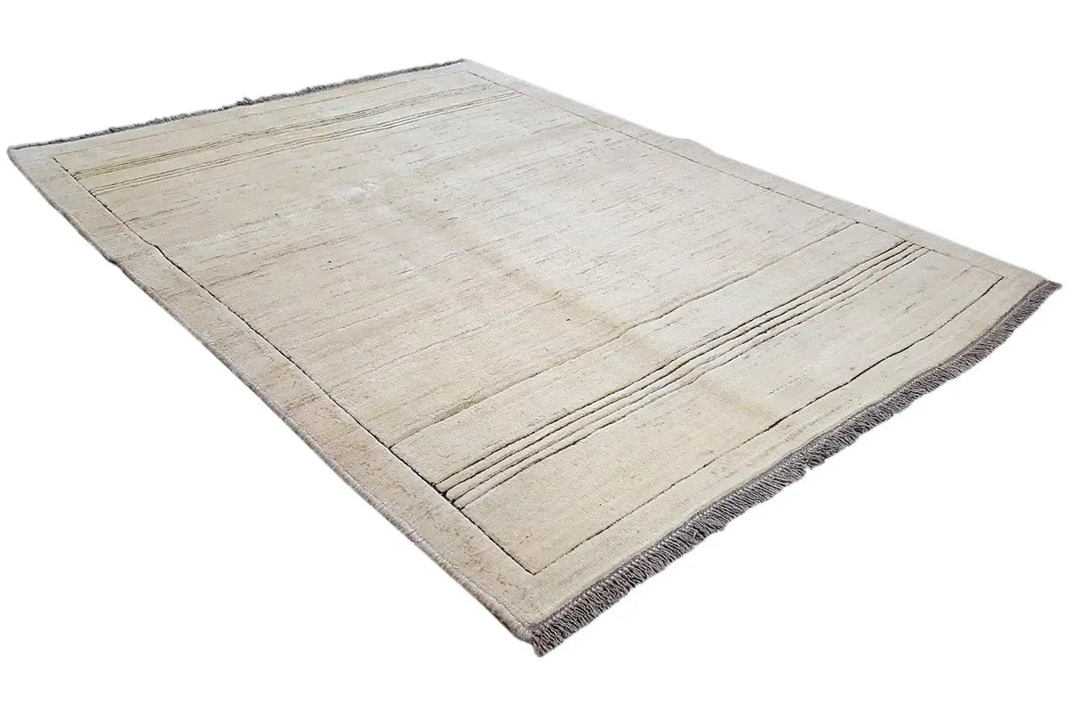 Tapete Gabbeh em tom bege com bordo retangular, linhas finas e franjas