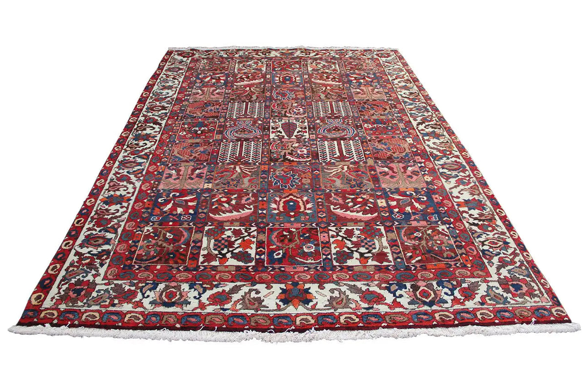 Tapete Bakhtiari 303x205 cm, deitado, com padrão ornamental vermelho e azul e franjas
