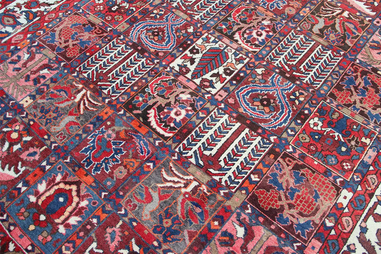 Vista detalhada de um tapete Bakhtiari: ornamentos geométricos em azul, vermelho e creme