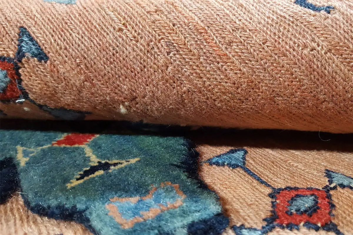 Grande plano: pelo de tapete com padrão tecido em bege, azul e vermelho