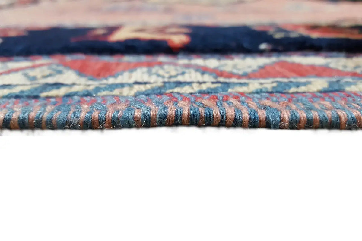 Plano aproximado da extremidade do tapete com padrão de bordadura multicolorido e franjas